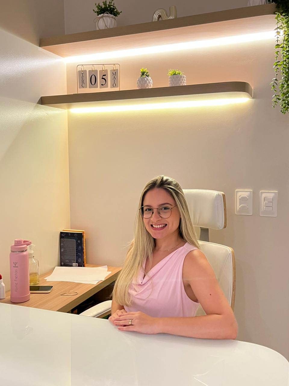 Alyne Freitas em seu consultório